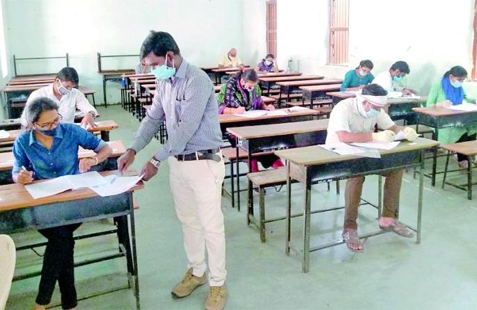 Compulsory curfew on state service pre-examination | राज्य सेवा पूर्व परीक्षेला सक्तीच्या संचारबंदीचा फटका Compulsory curfew on state service pre-examination | राज्य सेवा पूर्व परीक्षेला सक्तीच्या संचारबंदीचा फटका