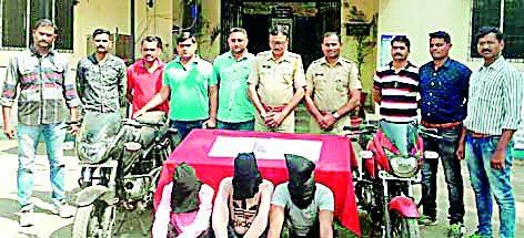 Domestic cloak and vehicle seized from the dacoits | दरोडेखोरांकडून देशी कट्टा व वाहन जप्त Domestic cloak and vehicle seized from the dacoits | दरोडेखोरांकडून देशी कट्टा व वाहन जप्त