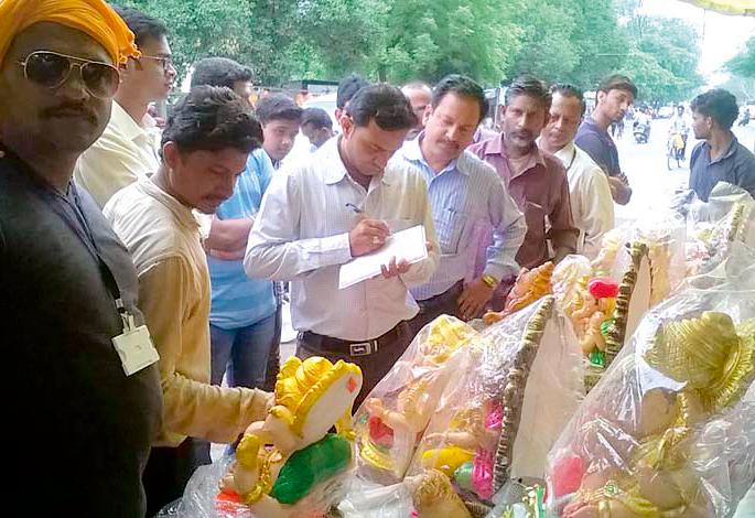 Inspection of POP seizures from the corporation | पालिकेकडून पीओपी मूर्र्तींची तपासणी Inspection of POP seizures from the corporation | पालिकेकडून पीओपी मूर्र्तींची तपासणी