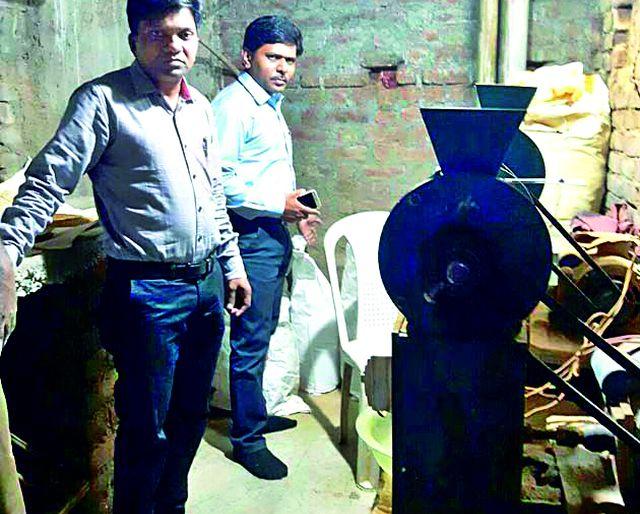 Refrigerator manufacturing machine seized | खर्रा बनविण्याची मशीन जप्त Refrigerator manufacturing machine seized | खर्रा बनविण्याची मशीन जप्त