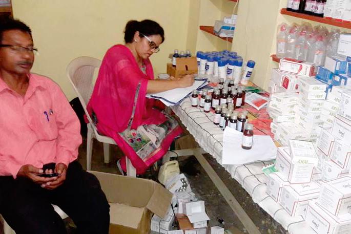 Action on the bogus doctor and the department of medicines | बोगस डॉक्टरवर अन्न व औषधी विभागाची कारवाई