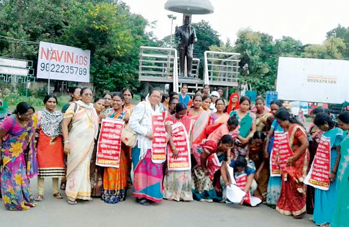 Holi of Government Order from Anganwadi Sevikas | अंगणवाडी सेविकांकडून शासकीय आदेशाची होळी