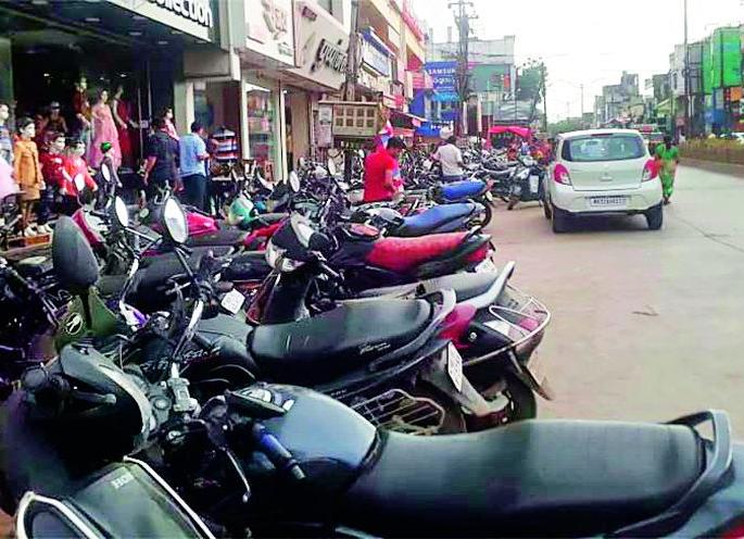 Showroom, shop parking street | शोरूम, दुकानांची पार्किंग रस्त्यावर Showroom, shop parking street | शोरूम, दुकानांची पार्किंग रस्त्यावर