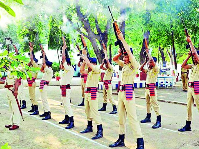 Homage parade parade at the police headquarters | हुतात्मादिनी पोलीस मुख्यालयात श्रद्धांजली परेड Homage parade parade at the police headquarters | हुतात्मादिनी पोलीस मुख्यालयात श्रद्धांजली परेड
