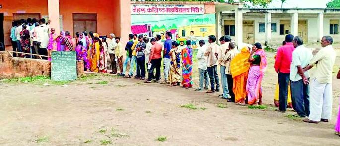 Maharashtra Election 2019 : On average, the district polls 63 percent | Maharashtra Election 2019 : जिल्ह्यात सरासरी ६३ टक्के मतदान Maharashtra Election 2019 : On average, the district polls 63 percent | Maharashtra Election 2019 : जिल्ह्यात सरासरी ६३ टक्के मतदान