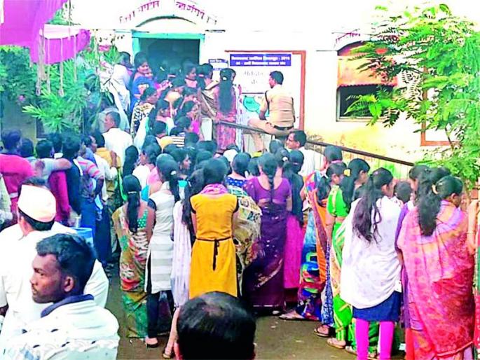 Maharashtra Election 2019 :Explosive bomb in the machine by the officer | Maharashtra Election 2019 : अधिकाऱ्याकडूनच मशीनमध्ये बिघाडीची बोंब Maharashtra Election 2019 :Explosive bomb in the machine by the officer | Maharashtra Election 2019 : अधिकाऱ्याकडूनच मशीनमध्ये बिघाडीची बोंब