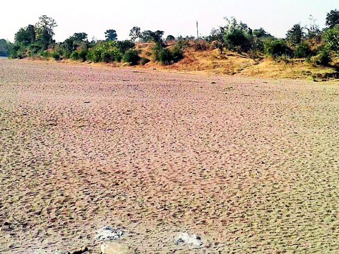 In Narmada river in Narmada of Pandarkawada taluka | पांढरकवडा तालुक्यातील नदी-नाल्यात ठणठणाट In Narmada river in Narmada of Pandarkawada taluka | पांढरकवडा तालुक्यातील नदी-नाल्यात ठणठणाट