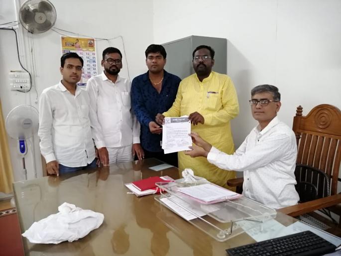 Manmad-Yeola-Kopargaon road sieve | मनमाड-येवला-कोपरगाव रस्त्याची चाळणी Manmad-Yeola-Kopargaon road sieve | मनमाड-येवला-कोपरगाव रस्त्याची चाळणी