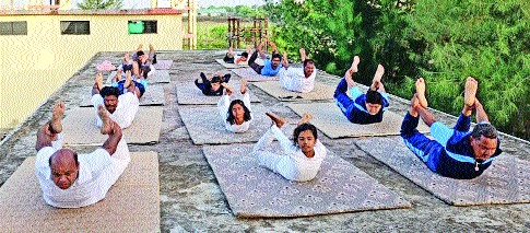 District residents practice unique 'yoga' | जिल्हावासीयांनी साधला अनोखा ‘योग’ District residents practice unique 'yoga' | जिल्हावासीयांनी साधला अनोखा ‘योग’