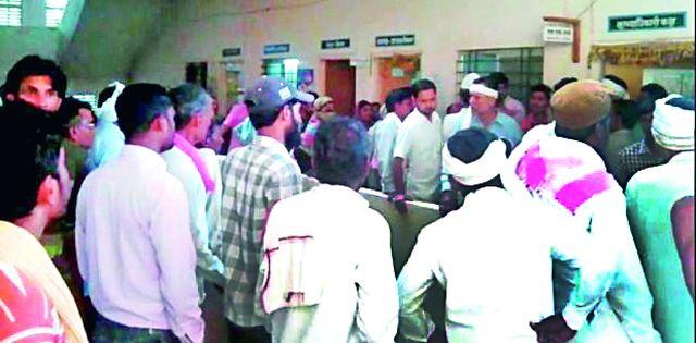 Disruption in the water supply office | पाणीपुरवठा कार्यालयात तोडफोड Disruption in the water supply office | पाणीपुरवठा कार्यालयात तोडफोड