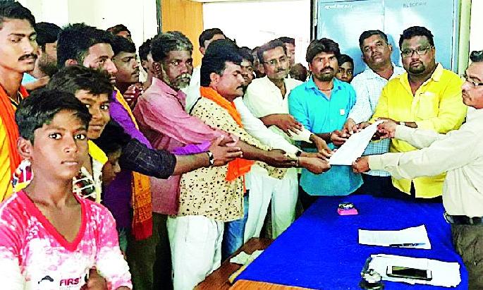 Matang society attacked the tehsil | मातंग समाजाची तहसीलवर धडक Matang society attacked the tehsil | मातंग समाजाची तहसीलवर धडक