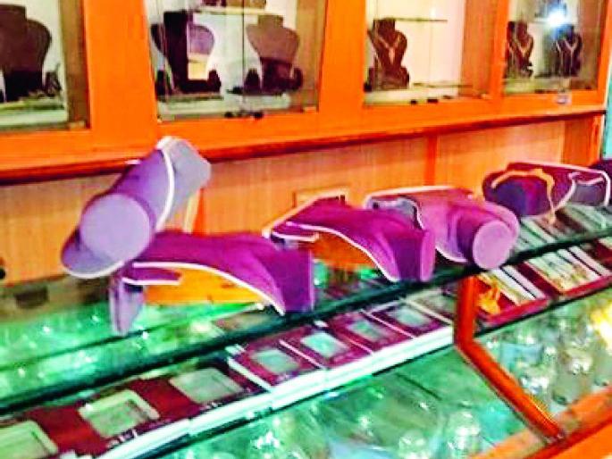 The two jewelers in Ghatanje blasted | घाटंजीतील दोन ज्वेलर्स फोडले The two jewelers in Ghatanje blasted | घाटंजीतील दोन ज्वेलर्स फोडले