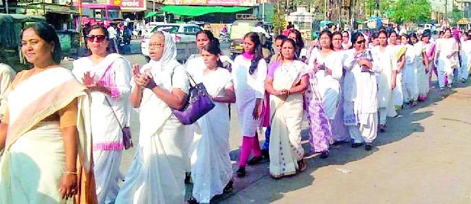 Prohibition reported by terrorist brothers in Sri Lankan terrorist attack | श्रीलंकेतील अतिरेकी हल्ल्याचा ख्रिश्चन बांधवांनी नोंदविला निषेध Prohibition reported by terrorist brothers in Sri Lankan terrorist attack | श्रीलंकेतील अतिरेकी हल्ल्याचा ख्रिश्चन बांधवांनी नोंदविला निषेध