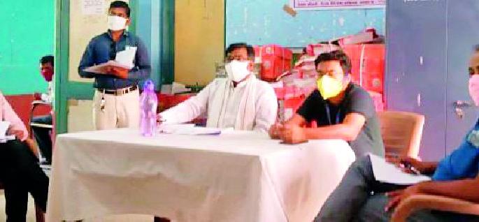 Congratulations to the bank officials of Umarkhed | उमरखेडच्या बँक अधिकाऱ्यांना दिली तंबी Congratulations to the bank officials of Umarkhed | उमरखेडच्या बँक अधिकाऱ्यांना दिली तंबी