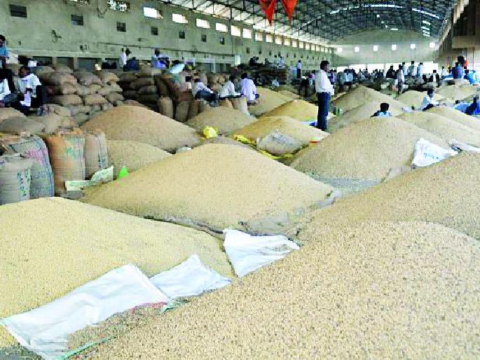 Blanket from the Market Committee for Local Farmers | मुक्कामी शेतकऱ्यांंना बाजार समितीकडून ब्लँकेट Blanket from the Market Committee for Local Farmers | मुक्कामी शेतकऱ्यांंना बाजार समितीकडून ब्लँकेट