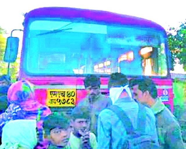 Two wheelers killed in bus crash | बसच्या धडकेत दुचाकीस्वार ठार Two wheelers killed in bus crash | बसच्या धडकेत दुचाकीस्वार ठार