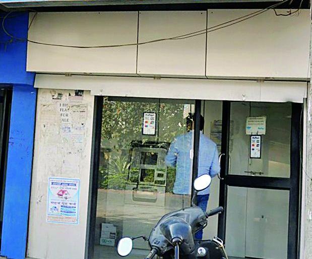 The security guard at the ATM was sleeping all day long | एटीएममध्ये सुरक्षा रक्षक होता भरदिवसा झोपलेला The security guard at the ATM was sleeping all day long | एटीएममध्ये सुरक्षा रक्षक होता भरदिवसा झोपलेला