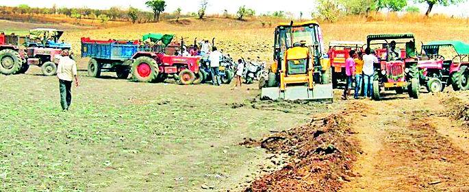 Farmers should set sidewalks in the fields by throwing silt in the field | शेतकऱ्यांनी शेतात गाळ टाकून समृद्धीची गुढी उभारावी Farmers should set sidewalks in the fields by throwing silt in the field | शेतकऱ्यांनी शेतात गाळ टाकून समृद्धीची गुढी उभारावी