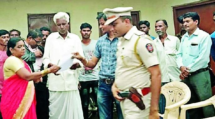 Teachers in Thaneanga school | ठाणेगाव शाळेत शिक्षकांना डांबले Teachers in Thaneanga school | ठाणेगाव शाळेत शिक्षकांना डांबले