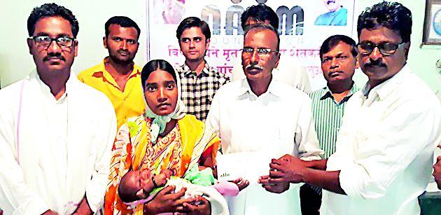 Helping families with poisoned farmers | विषबाधाग्रस्त शेतकरी कुटुंबांना मदत Helping families with poisoned farmers | विषबाधाग्रस्त शेतकरी कुटुंबांना मदत