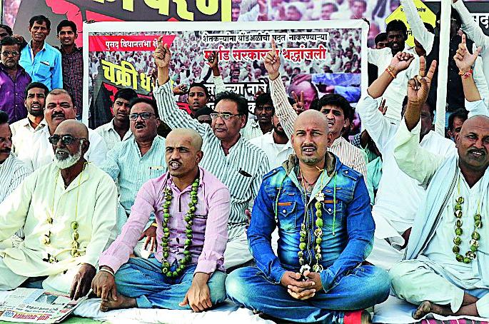 Sharpen against the government | शासनाच्या निषेधार्थ मुंडण  Sharpen against the government | शासनाच्या निषेधार्थ मुंडण