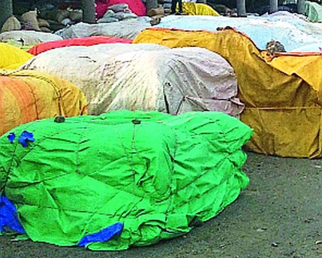 Three thousand farmers waiting for sale of Tur | तीन हजार शेतकरी तूर विक्रीच्या प्रतीक्षेत Three thousand farmers waiting for sale of Tur | तीन हजार शेतकरी तूर विक्रीच्या प्रतीक्षेत