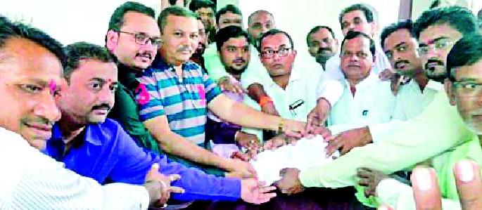 Give farmers 12 hours electricity | शेतकऱ्यांना १२ तास वीज द्या