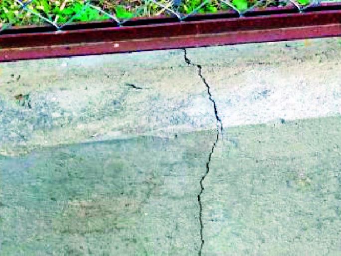 Poor work in the park at Digras, contractor's bickering | दिग्रस येथील पार्कमध्ये निकृष्ट काम, कंत्राटदाराचा हलगर्जीपणा Poor work in the park at Digras, contractor's bickering | दिग्रस येथील पार्कमध्ये निकृष्ट काम, कंत्राटदाराचा हलगर्जीपणा