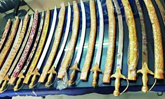 11 swords seized from Pandarakawada road | पांढरकवडा रोडवरुन ११ तलवारी जप्त 11 swords seized from Pandarakawada road | पांढरकवडा रोडवरुन ११ तलवारी जप्त