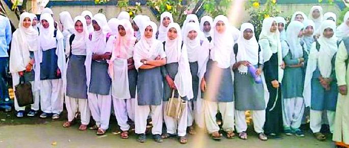 The school is locked on the day of the examination | परीक्षेच्या दिवशी शाळेला कुलूप The school is locked on the day of the examination | परीक्षेच्या दिवशी शाळेला कुलूप