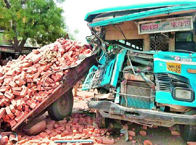 The bus driver killed in the tractor | ट्रॅक्टरवर धडकून बसचालक ठार The bus driver killed in the tractor | ट्रॅक्टरवर धडकून बसचालक ठार