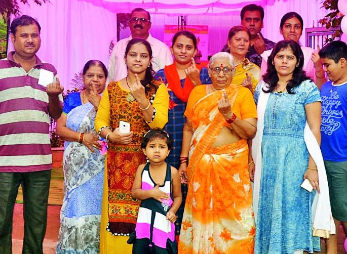 Maharashtra Election 2019 : On average, 56 percent voting in Yavatmal | Maharashtra Election 2019 : यवतमाळात सरासरी ५६ टक्के मतदान Maharashtra Election 2019 : On average, 56 percent voting in Yavatmal | Maharashtra Election 2019 : यवतमाळात सरासरी ५६ टक्के मतदान