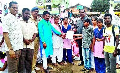 Stop the students' route for the bus | बससाठी विद्यार्थ्यांचा रास्ता रोको Stop the students' route for the bus | बससाठी विद्यार्थ्यांचा रास्ता रोको