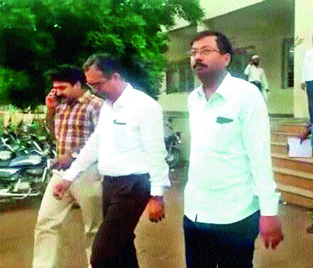  Malegaon tahsildar arrested for bribe | लाच मागितल्याप्रकरणी मालेगाव तहसीलदारांना अटक