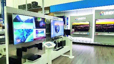 The demand for 'Four TVs' has increased | ‘फोर के टीव्ही’ला मागणी वाढली The demand for 'Four TVs' has increased | ‘फोर के टीव्ही’ला मागणी वाढली