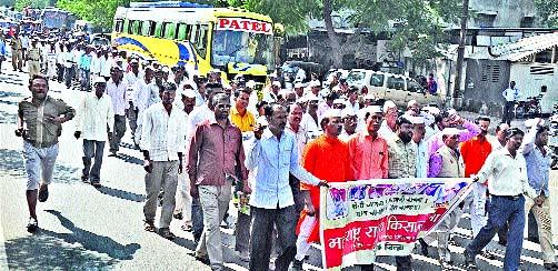 Prohibition by sacrificial racquet | बळीराजा मिरवणुकीद्वारे निषेध Prohibition by sacrificial racquet | बळीराजा मिरवणुकीद्वारे निषेध