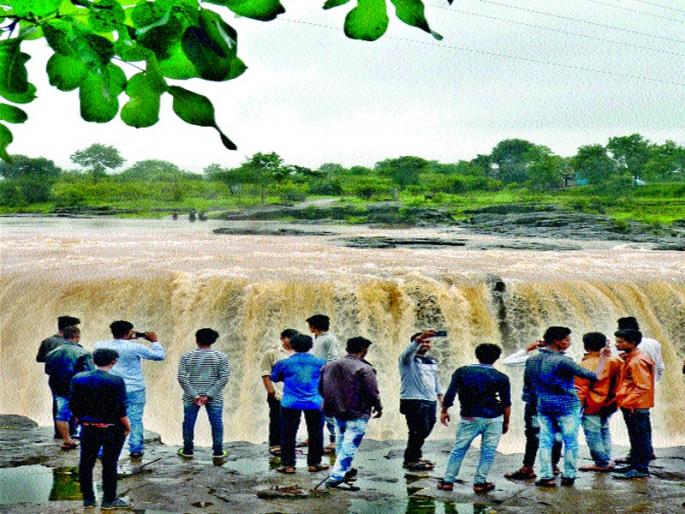 Nashikkar's favorite 'Someshwar' threatens tourism | नाशिककरांच्या पसंतीचे ‘सोमेश्वर’चे पर्यटन धोक्याचे Nashikkar's favorite 'Someshwar' threatens tourism | नाशिककरांच्या पसंतीचे ‘सोमेश्वर’चे पर्यटन धोक्याचे