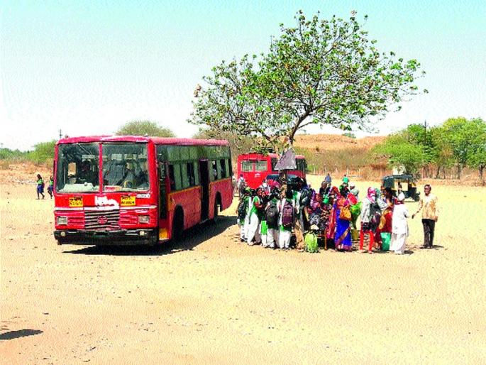 Dust troubles to passengers in Bhagur bus station | भगूर बसस्थानकात प्रवाशांना धुळीचा त्रास Dust troubles to passengers in Bhagur bus station | भगूर बसस्थानकात प्रवाशांना धुळीचा त्रास