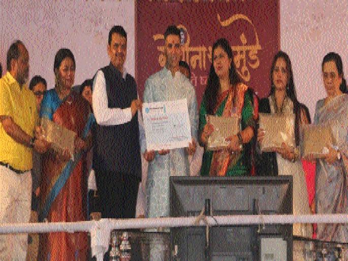 Love your wife, parents, and parents | पत्नीवर प्रेम, आईवडिलांची सेवा करा -अक्षयकुमार