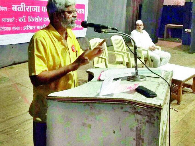 In the throes of farming capitalists | शेतजमिनी भांडवलदारांच्या घशात  In the throes of farming capitalists | शेतजमिनी भांडवलदारांच्या घशात