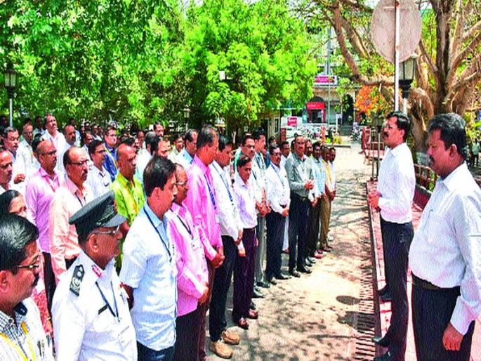 Offices pledge against terrorism | कार्यालयांमध्ये दहशतवादविरोधात प्रतिज्ञा Offices pledge against terrorism | कार्यालयांमध्ये दहशतवादविरोधात प्रतिज्ञा