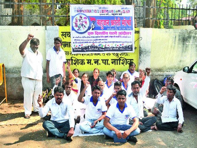 Fierce demonstrations on behalf of Bahujan Kranti Morcha | बहुजन क्रांती मोर्चाच्या वतीने तीव्र निदर्शने Fierce demonstrations on behalf of Bahujan Kranti Morcha | बहुजन क्रांती मोर्चाच्या वतीने तीव्र निदर्शने