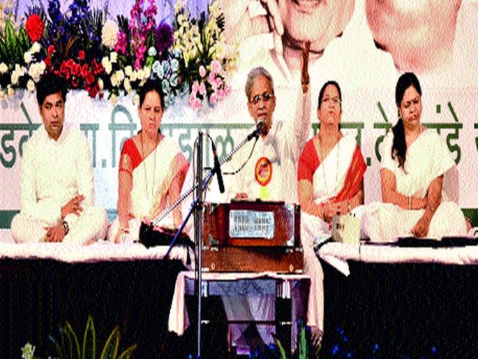  Sriradhar Phadke voices the Nashikkar rascal mausoleum | श्रीधर फडके यांच्या स्वरांनी नाशिककर रसिक मंत्रमुग्ध