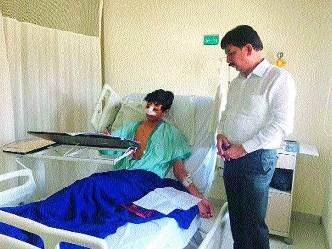 Inspecting Paper issued by the student | जायबंदी विद्यार्थ्याने आयसीयूतून दिला पेपर Inspecting Paper issued by the student | जायबंदी विद्यार्थ्याने आयसीयूतून दिला पेपर