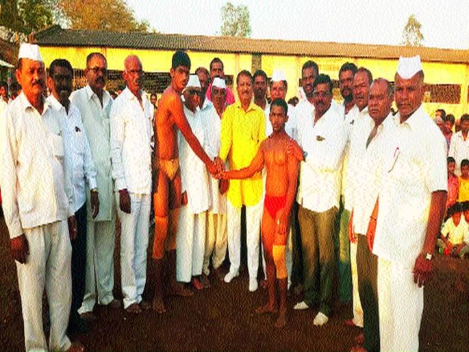 Vilholi wielded the riot of wrestlers | विल्होळीला कुस्त्यांची दंगल रंगली Vilholi wielded the riot of wrestlers | विल्होळीला कुस्त्यांची दंगल रंगली