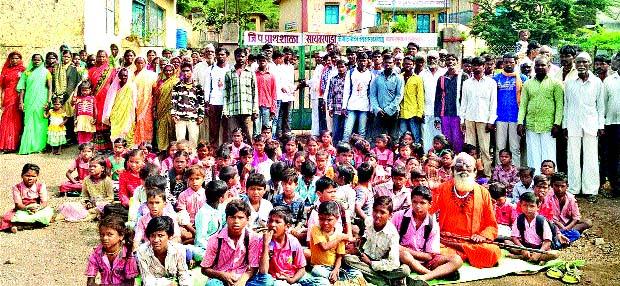  Locker locked in the school | सायतरपाडे शाळेला ठोकले कुलूप
