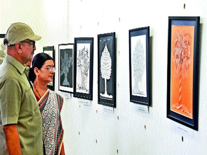 Innovative tree sketch exhibition inaugurated | अभिनव वृक्ष रेखाटन प्रदर्शनाचे उद्घाटन