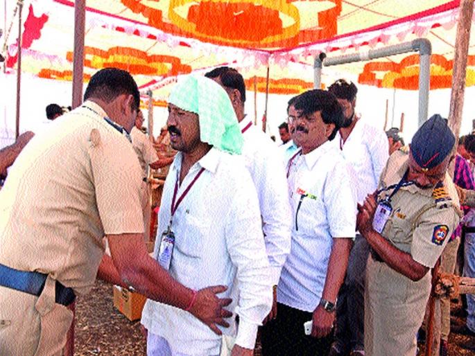  Modi's rally; Black clothes, bottles, coves are also banned | मोदींच्या सभेत सुरक्षाव्यवस्थेचा अतिरेक; काळे कपडे, बाटल्या, कंगव्यांनाही बंदी