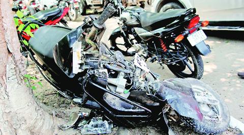  Woman killed after bike collapsing | दुचाकी घसरल्याने युवती ठार