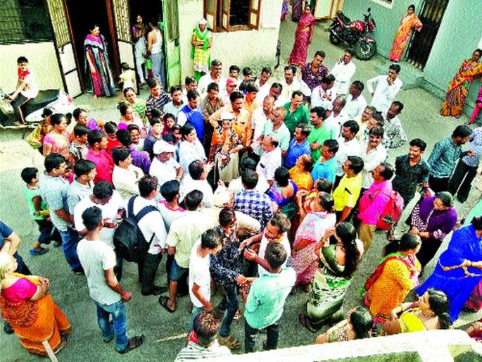 Circular surrounded by departmental officers | विभागीय अधिकाऱ्यांना घेराव Circular surrounded by departmental officers | विभागीय अधिकाऱ्यांना घेराव